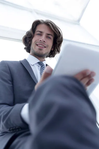 Närbild .businessman arbetar på digitala tablett — Stockfoto