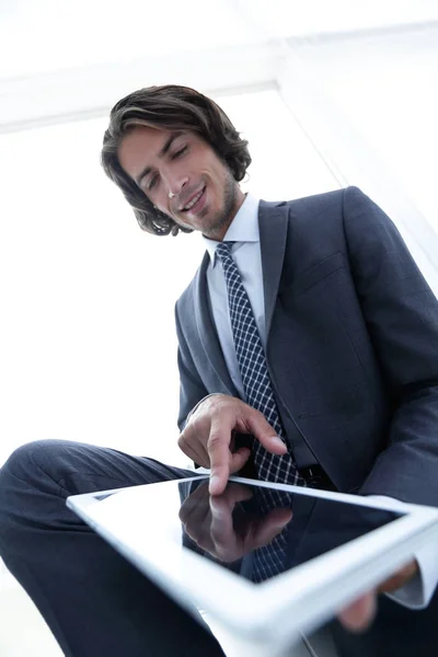 Primo piano. uomo d'affari che lavora su tablet . — Foto Stock