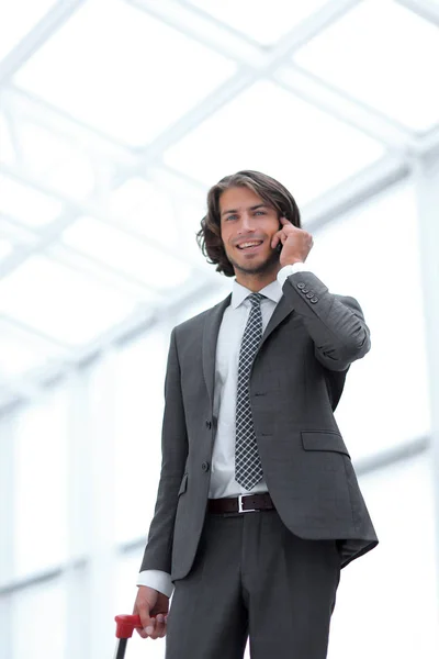 En bas view.businessman avec bagages parlant sur une cellule — Photo