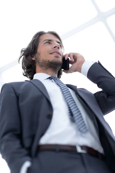 Hombre de negocios hablando en móvil .isolated en blanco . — Foto de Stock