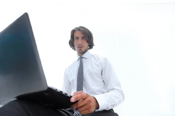 Крупним планом. молодий бізнесмен працює на ноутбуці — стокове фото