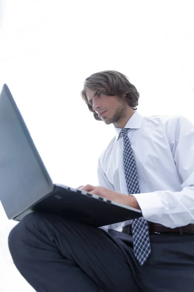 Serieuze zakenman werkt aan laptop — Stockfoto