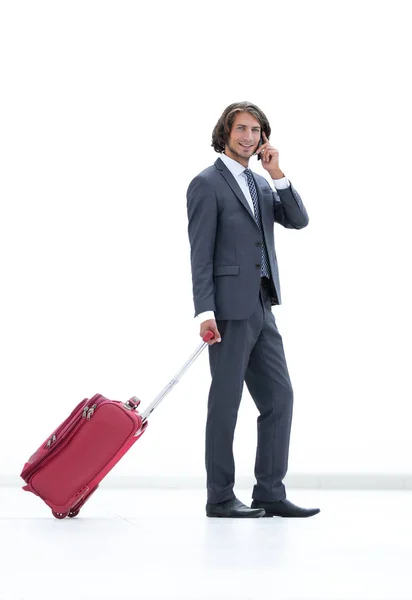 Homem de negócios com bagagem falando em um telefone celular . — Fotografia de Stock