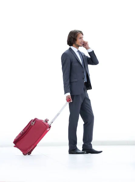 Homem de negócios com bagagem falando em um telefone celular . — Fotografia de Stock