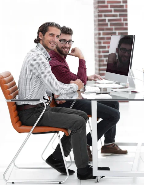 Business colleagues sitting at a Desk. — Stock Photo, Image