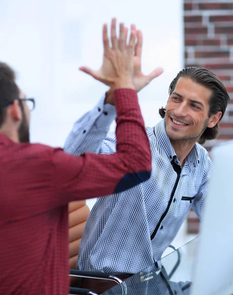 Zakenman geven hoge vijf aan zijn partner — Stockfoto