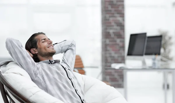 Hombre de negocios relajarse en una silla cómoda —  Fotos de Stock