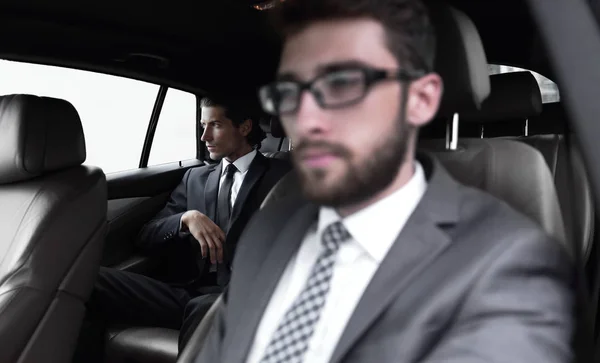 Uomini d'affari seduti in macchina — Foto Stock
