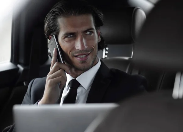 車で携帯電話を使用してハンサムな実業家. — ストック写真