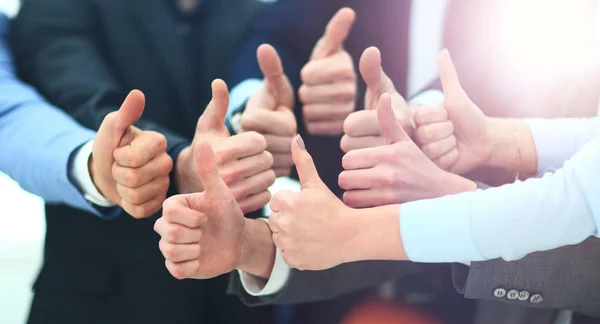 Крупним планом бізнес-команда тримає свої великі пальці вгору — стокове фото