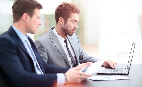 Uomini d'affari. Business team al lavoro sul loro progetto di business — Foto Stock