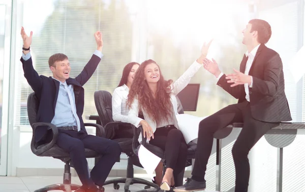 Vriendelijke business team geniet van zijn succes op het werk in th — Stockfoto