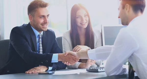 Zakenmensen schudden elkaar de hand, ronden een vergadering af — Stockfoto