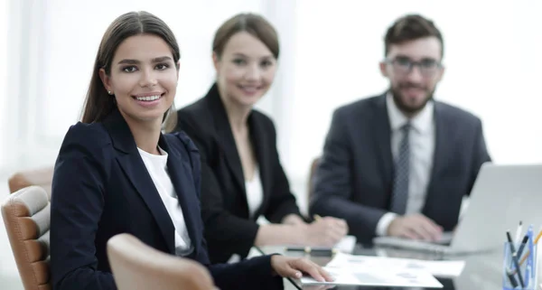 Closeup.employees en la oficina — Foto de Stock