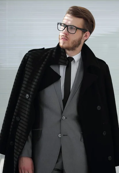 Portret van ernstige zakenman in zwarte jas — Stockfoto