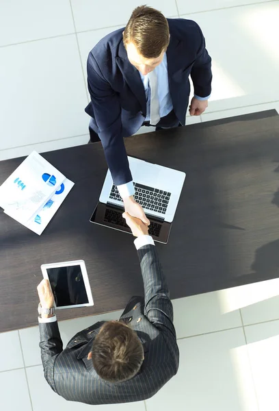 Handdruk van zakenpartners boven het Bureau. — Stockfoto