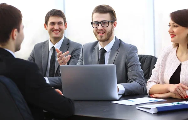 Le gestionnaire communique avec le client au bureau — Photo