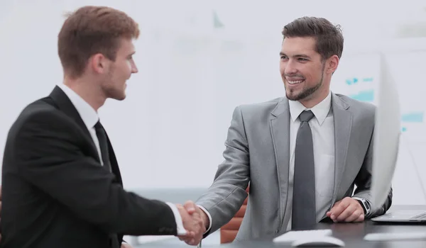 Heureux partenaires commerciaux serrant la main dans un bureau — Photo