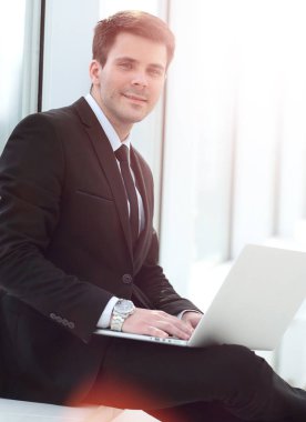 yakın çekim yakın oturan dizüstü bilgisayar ile başarılı iş adamı