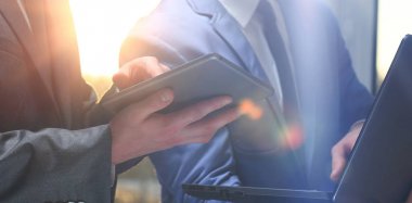 Dijital tablet ve laptop çalışma iş adamları