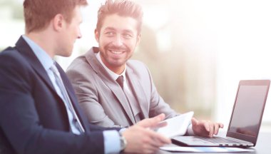 Birlikte bir projedeki çalışma iki yakışıklı işadamları,