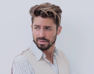 Hafif şık elbiseli yakışıklı adam