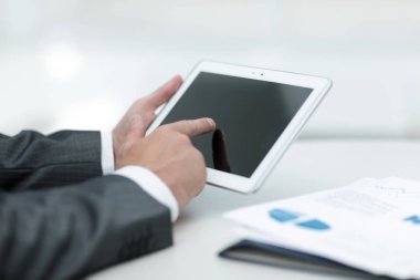 closeup.of işadamı el tablet bilgisayar ile çalışma