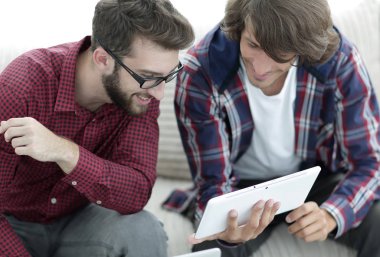 iki creative web tasarımcıları bir tablet ve bir dizüstü bilgisayar ile çalışma.