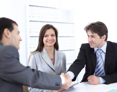 İş yerinde el sıkışma iş ortakları