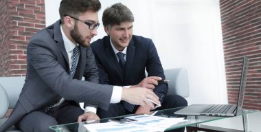 İki işadamı mali belgeleri tartışıyor