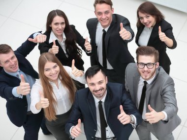 Başarılı bir iş ekibi baş parmak kaldırıyor.