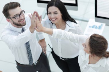 Başarılı iş adamları birbirlerine beşlik çakıyor. .