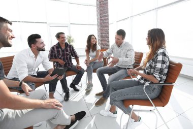 ofis lobisinde otururken yaratıcı ekibi