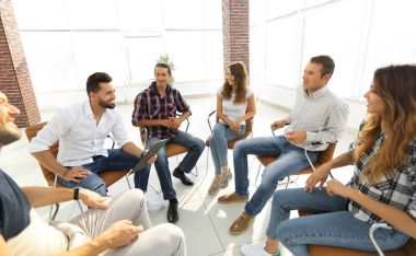 Takım oluşturma üzerine bir ders oturan takım