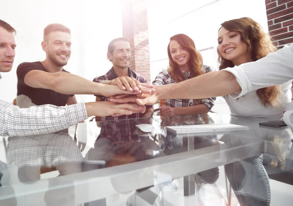 Équipe commerciale créative mettant la main sur le bureau — Photo