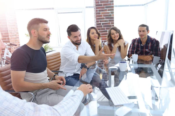 Geschäftsteam arbeitet mit Daten am Computer — Stockfoto