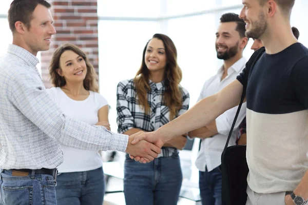 Handschlag-Geschäftspartner im Kreativbüro. — Stockfoto