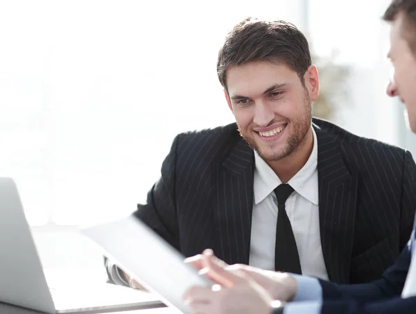 Close-up.businessman falando com colega . — Fotografia de Stock