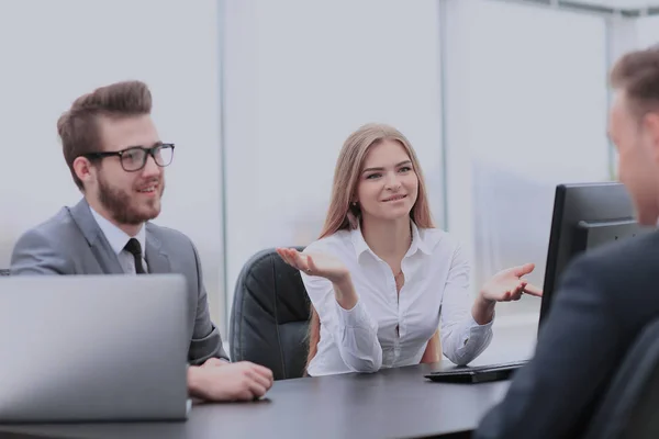 Les gens d'affaires travaillant autour de la table dans un bureau moderne — Photo