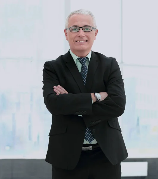 Retrato de hombre de negocios confiado y sonriente mirando a la cam — Foto de Stock