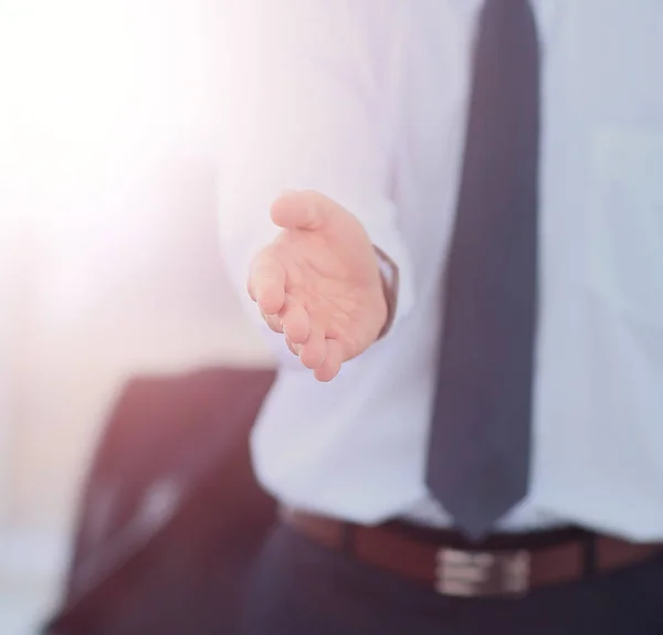 Un hombre de negocios con la mano abierta listo para cerrar un trato —  Fotos de Stock