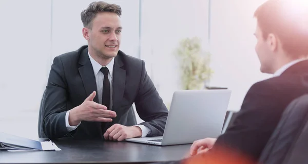 Dos hombres de negocios guapos trabajando juntos en un proyecto en el de — Foto de Stock