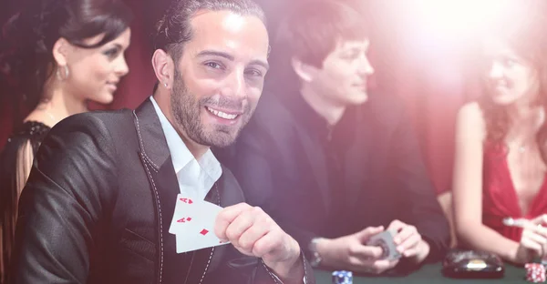 Jonge mensen hebben een goede tijd in casino — Stockfoto