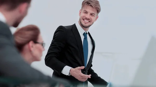 Framgångsrik affärsman i kostym på kontoret leder en grupp — Stockfoto