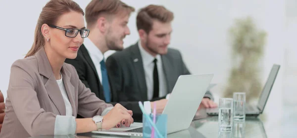 Groupe d'affaires prospère travaillant au bureau — Photo