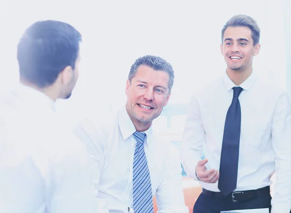 Uomini d'affari che lavorano e discutono insieme alla riunione in ufficio — Foto Stock