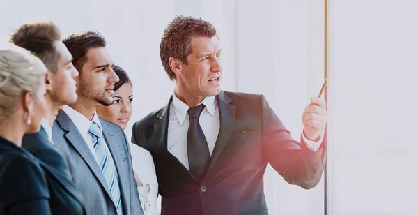 Geschäftsleute treffen sich in einem modernen Büro — Stockfoto