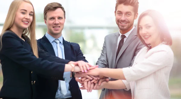 Grupa ludzi biznesu, położyć ręce na szczycie każdego othe — Zdjęcie stockowe