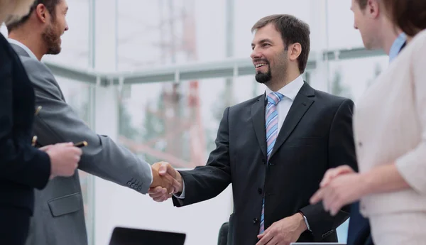 Due uomini d'affari che si stringono la mano all'incontro d'affari con t — Foto Stock