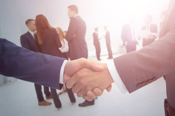 Um aperto de mão. handshake de negócios e empresários conce — Fotografia de Stock